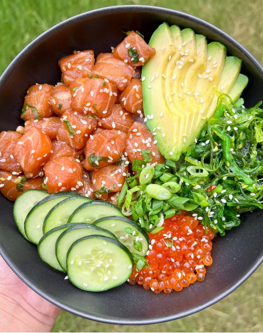 Poke bowl de salmón y alga wakame